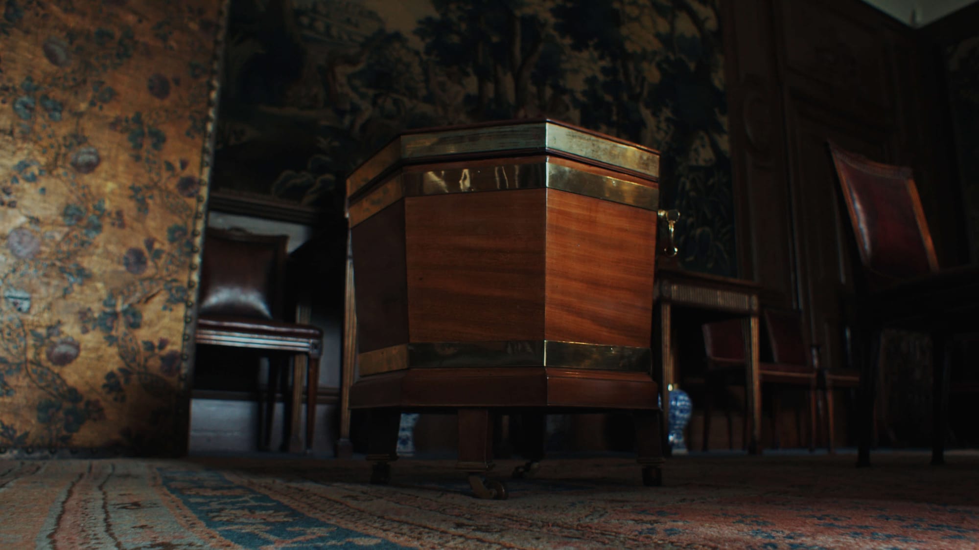An 18th-century Dutch wine box turned into a champagne cooler